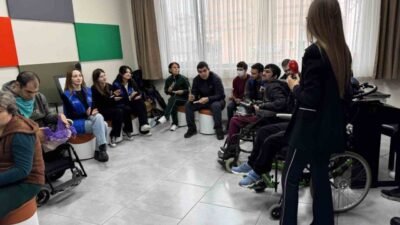 Balıkesir Üniversitesi Burhaniye Meslek Yüksekokulu öğrencileri, engelli bireylerle müzik atölyesinde