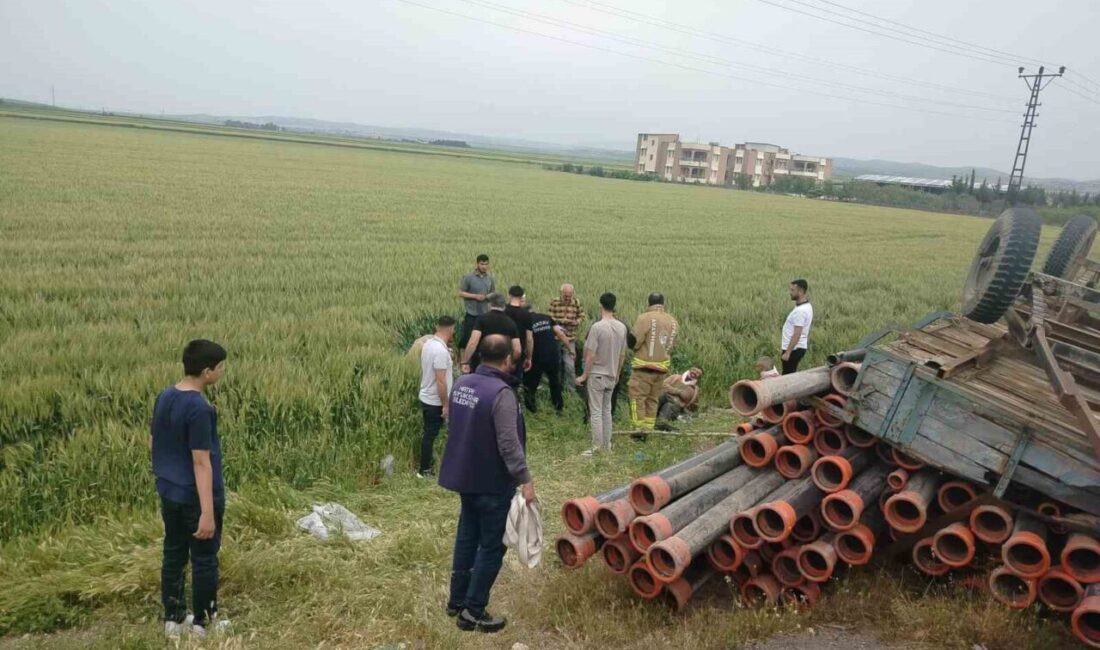 Hatay’da traktörün kavşaktan dönüşü esnasında su borusu yüklü römork devrildi.