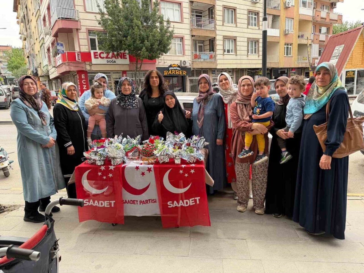 Saadet Partisi Alaşehir Hanım Kolları tarafından Anneler Günü dolayısıyla düzenlenen