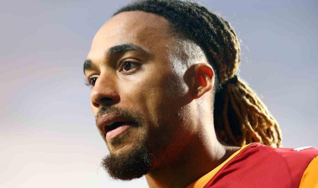 Galatasaray’ın Fransız futbolcusu Sacha Boey, Kasımpaşa karşılaşmasıyla sarı-kırmızılılardaki 100. resmi