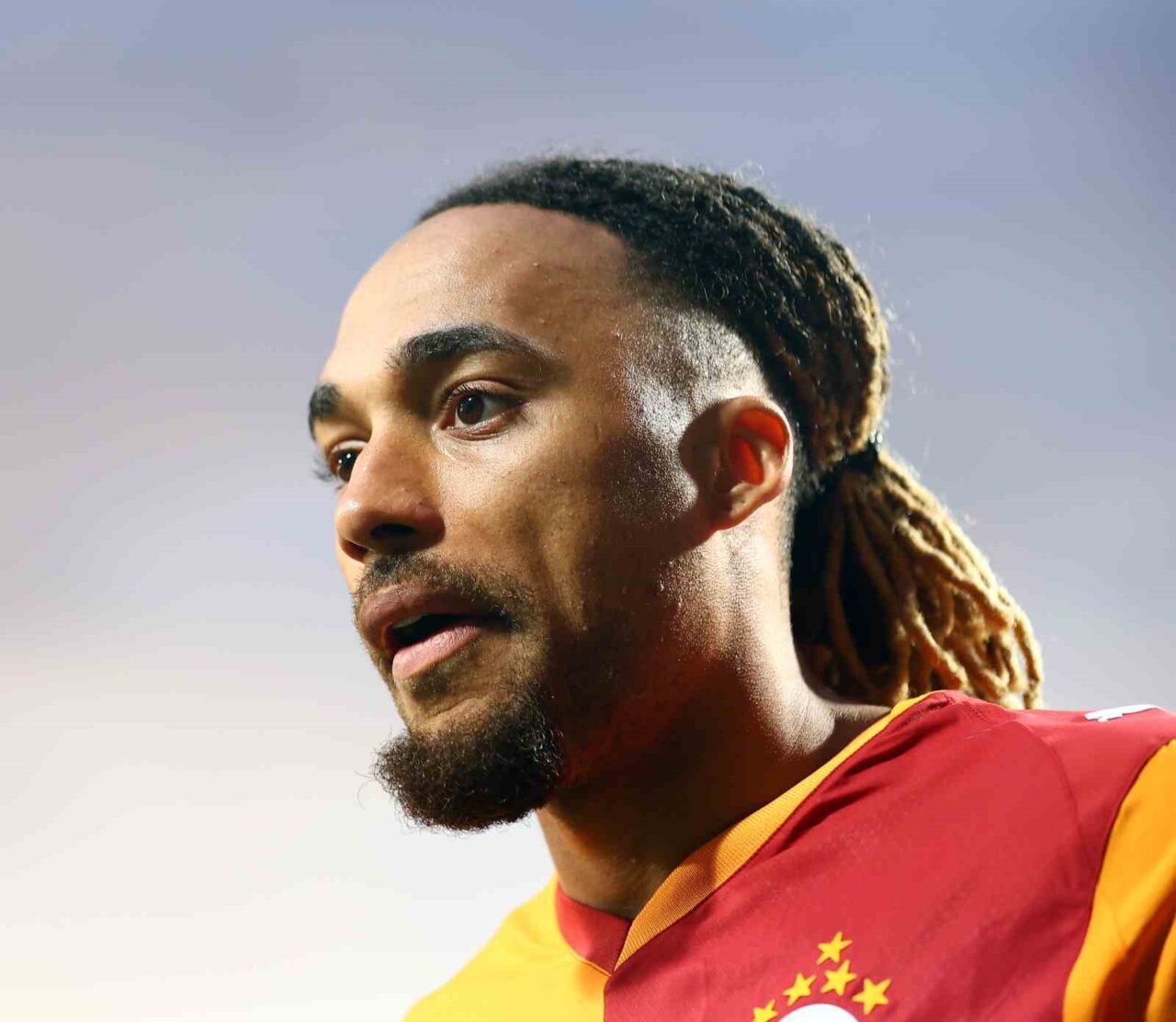 Galatasaray’ın Fransız futbolcusu Sacha Boey, Kasımpaşa karşılaşmasıyla sarı-kırmızılılardaki 100. resmi