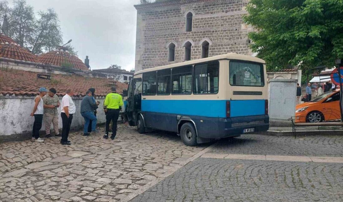 Karabük’ün Safranbolu ilçesinde freni boşalan yolcu dolmuşu, park halindeki otomobile