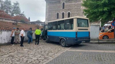 Karabük’ün Safranbolu ilçesinde freni boşalan yolcu dolmuşu, park halindeki otomobile