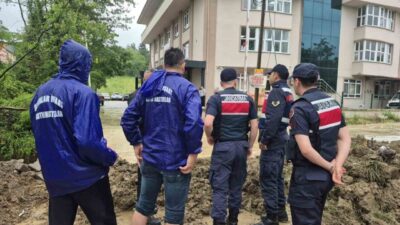 BARTIN (İHA) – Bartın’ın Kozcağız beldesinde etkili olan sağanak yağış