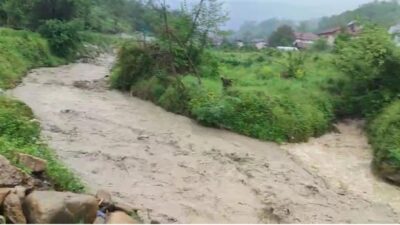 Karabük’ün Yenice ilçesinde etkili olan sağanak yağış sonrası derelerde su
