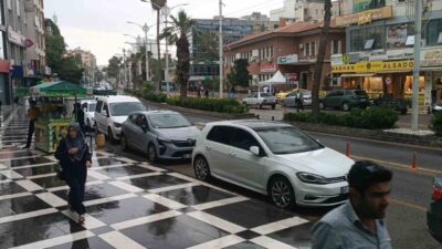 Şanlıurfa’da aniden bastıran sağanak yağış, vatandaşı hazırlıksız yakaladı. Son bir