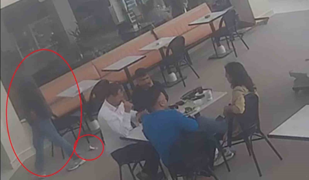 Hatay’da kaybettiği parasını sahilde arayan vatandaşın 7 bin TL’sini iş