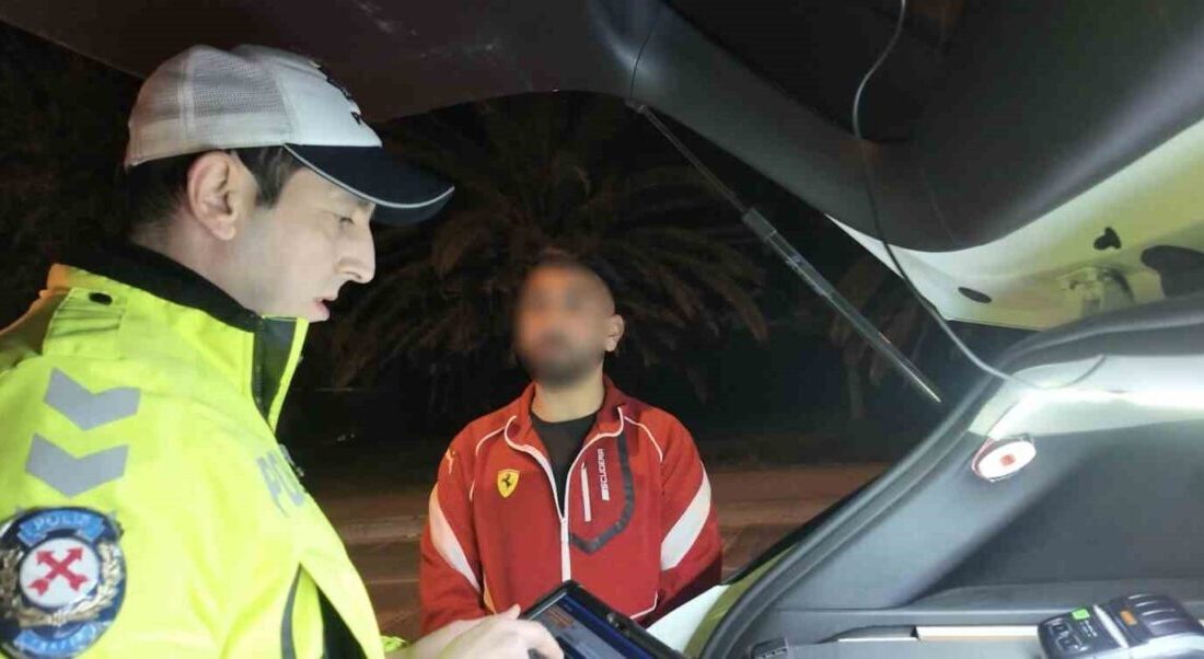İstanbul Kadıköy sahil yolunda seyir halindeki bir araçta camdan sarkan