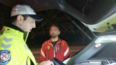 İstanbul Kadıköy sahil yolunda seyir halindeki bir araçta camdan sarkan