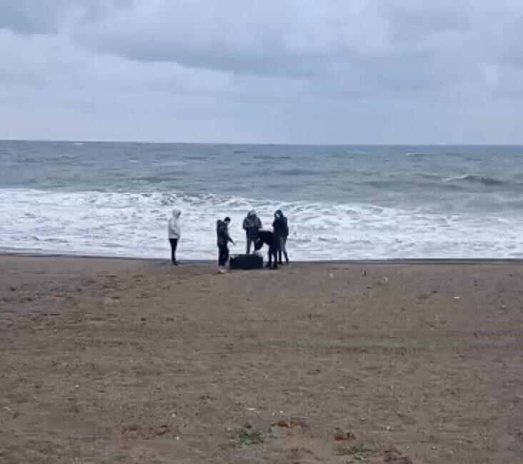 Sakarya’nın Karasu ilçesinde sahile vuran şüpheli çanta içerisinde 21,5 kilogram
