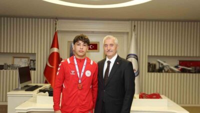 Bulgaristan’da düzenlenen U15 Avrupa Güreş Şampiyonası’nda mücadele eden Şahinbey Belediye