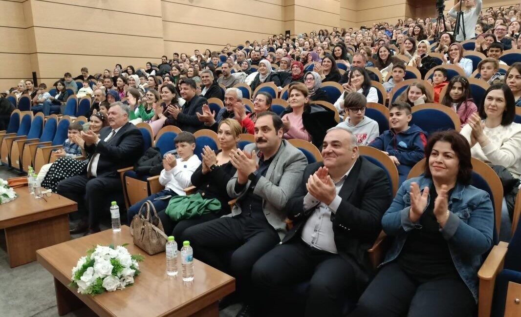 Zonguldak’ın Kozlu ilçesinde düzenlenen, “90’lar Konseri”nde sahneye çıkarak şarkı söyleyen