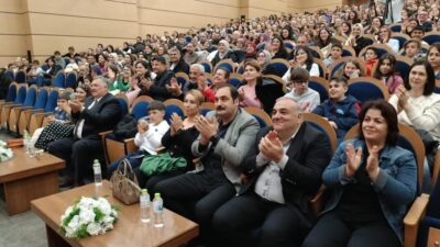 Zonguldak’ın Kozlu ilçesinde düzenlenen, “90’lar Konseri”nde sahneye çıkarak şarkı söyleyen