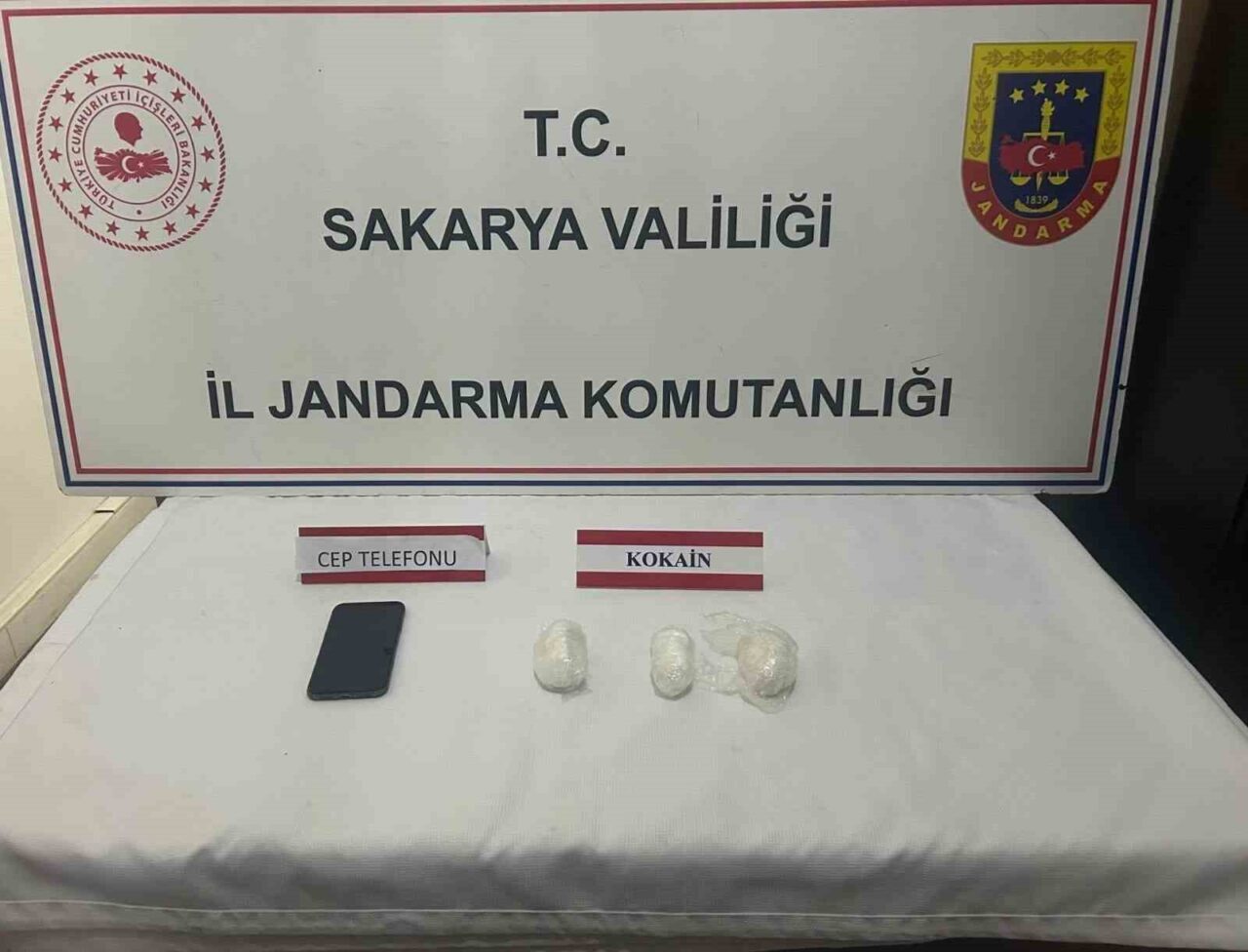 Sakarya’nın 4 ilçesinde jandarma ekiplerince torbacılara yönelik yapılan uyuşturucu operasyonunda
