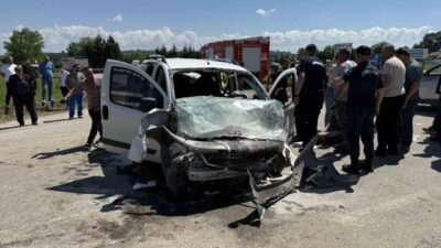 Sakarya’nın Kaynarca ilçesinde otomobil ile hafif ticari aracın çarpışması sonucu