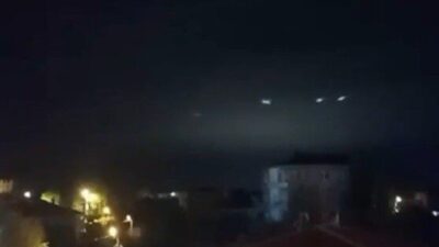 Sakarya’nın Kocaali ilçesinde gece saatlerinde gökyüzünde beliren ışıklar merak uyandırdı.