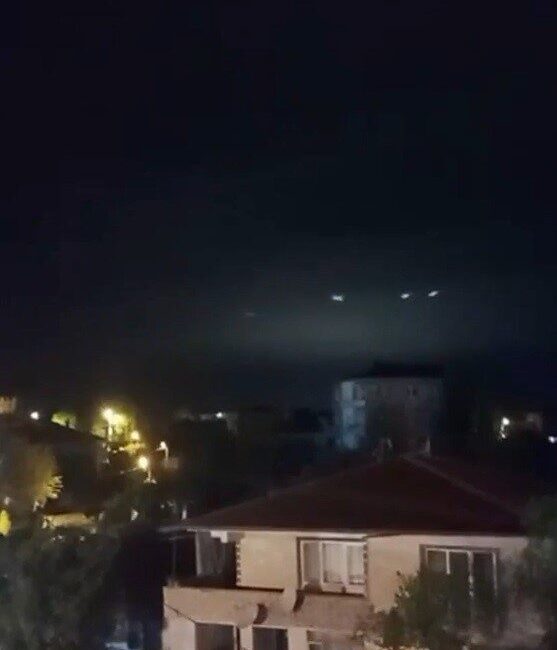 Sakarya’nın Kocaali ilçesinde gece saatlerinde gökyüzünde beliren ışıklar merak uyandırdı.