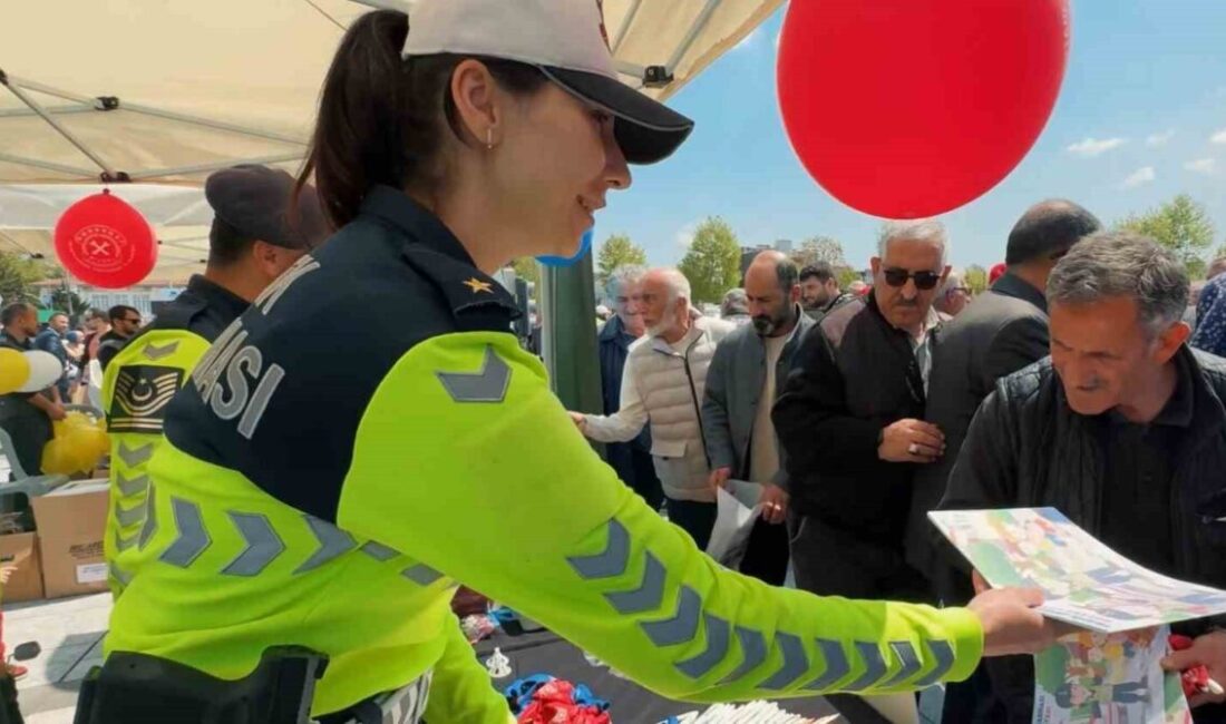 Sakarya’da “Trafik Haftası” etkinlikleri kapsamında, vatandaşların trafik bilincini artırmak amacıyla