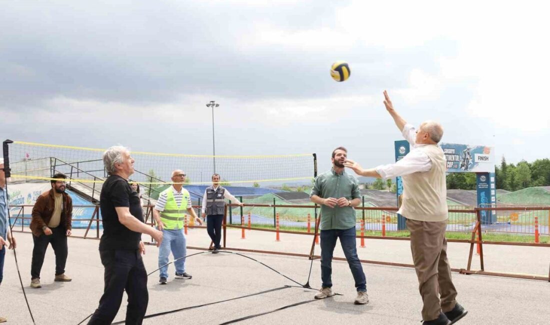 Sakarya’da düzenlenen “Kuşak Buluşmaları” programı kapsamında üniversite öğrencileri ve yaşlılar