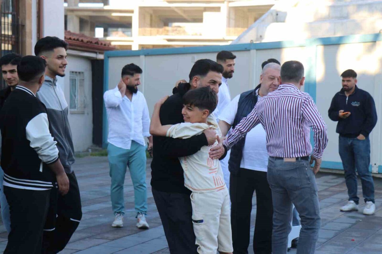 Sakarya’da sabahın erken saatlerinde camileri dolduran vatandaşlar Kurban Bayramı namazını