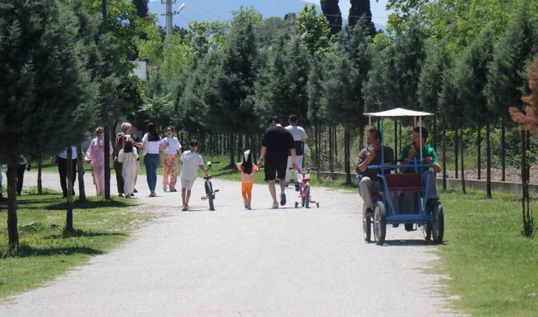 Sakarya’da Kurban Bayramı’nın ilk gününde güneşli havayı fırsat bilen vatandaşlar,