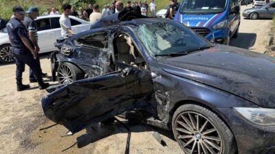 Sakarya’nın Kaynarca ilçesinde otomobil ile hafif ticari aracın çarpışması sonucu