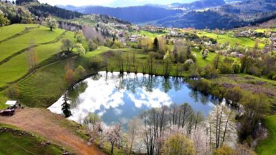 Artvin’in “Sakin Şehir” unvanlı Şavşat ilçesinde bulunan Balık Gölü, ilkbaharla