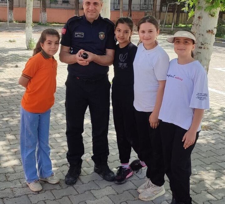 Adıyaman’da okul bahçesindeki bir ağaçtan düşen saksağan yavrusu için itfaiye
