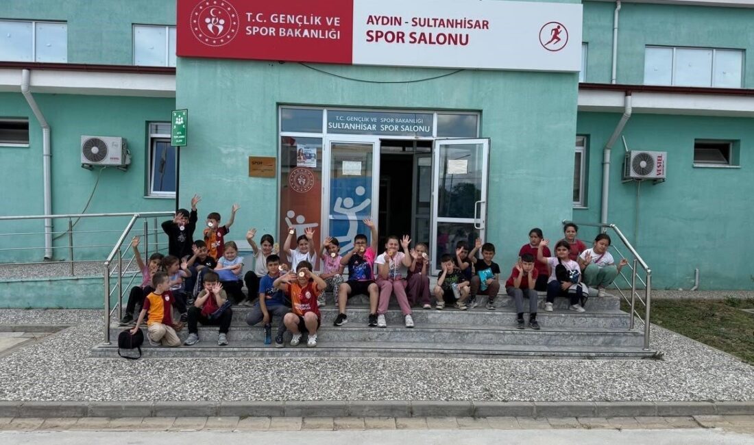 Aydın’ın Sultanhisar ilçesinde düzenlenen Geleneksel Çocuk Oyunları etkinliklerine katılan Salavatlı