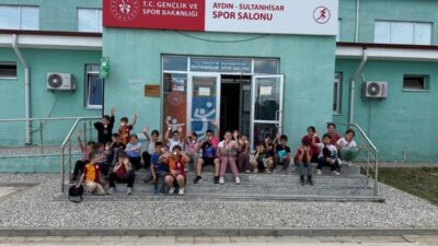 Aydın’ın Sultanhisar ilçesinde düzenlenen Geleneksel Çocuk Oyunları etkinliklerine katılan Salavatlı