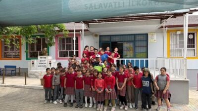 Aydın’ın Sultanhisar ilçesinde Trafik Haftası kapsamında Salavatlı İlkokulu öğrencilerine trafik