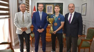 Manisa’nın Salihli ilçe Kaymakamı Ali Güldoğan, Kickboks Dünya Şampiyonu olan