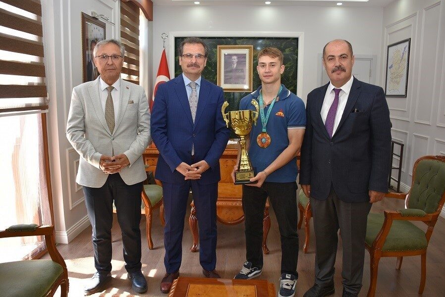 Manisa’nın Salihli ilçe Kaymakamı Ali Güldoğan, Kickboks Dünya Şampiyonu olan