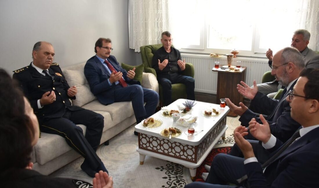 Manisa’nın Salihli Kaymakamı Ali Güldoğan, Kurban Bayramı dolayısıyla şehit ailesi,
