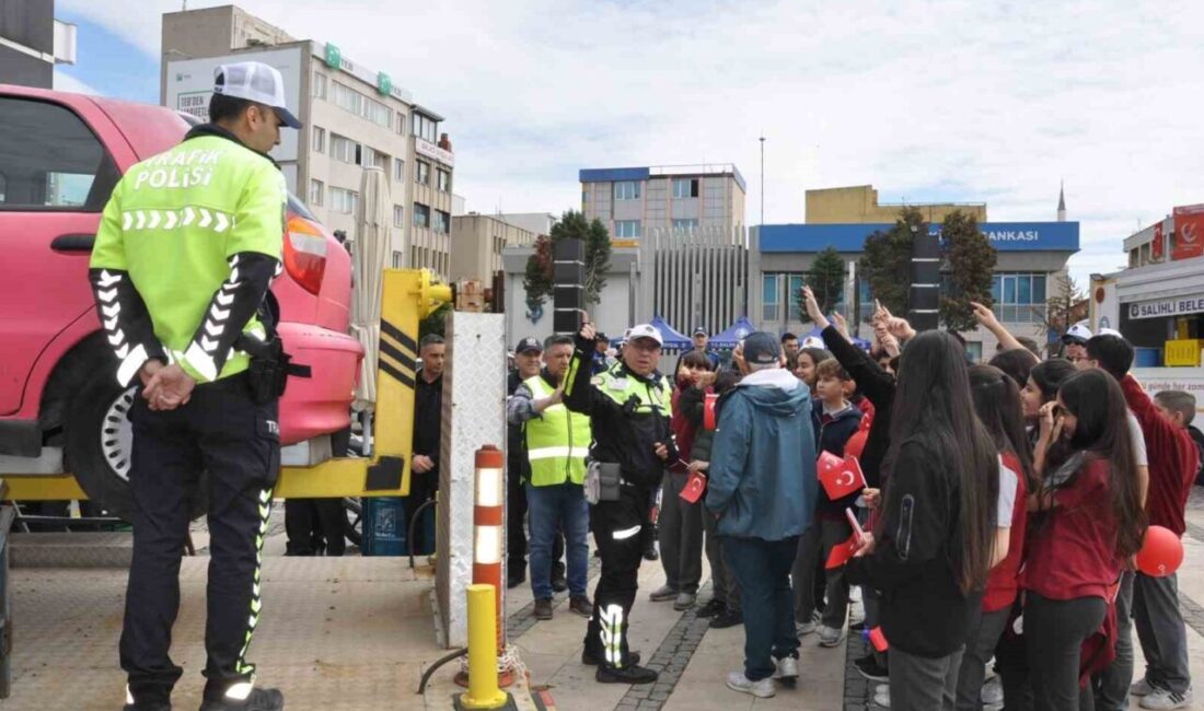 Manisa’nın Salihli ilçesinde Trafik Haftası kapsamında düzenlenen etkinlikte, öğrencilere trafik