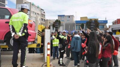 Manisa’nın Salihli ilçesinde Trafik Haftası kapsamında düzenlenen etkinlikte, öğrencilere trafik