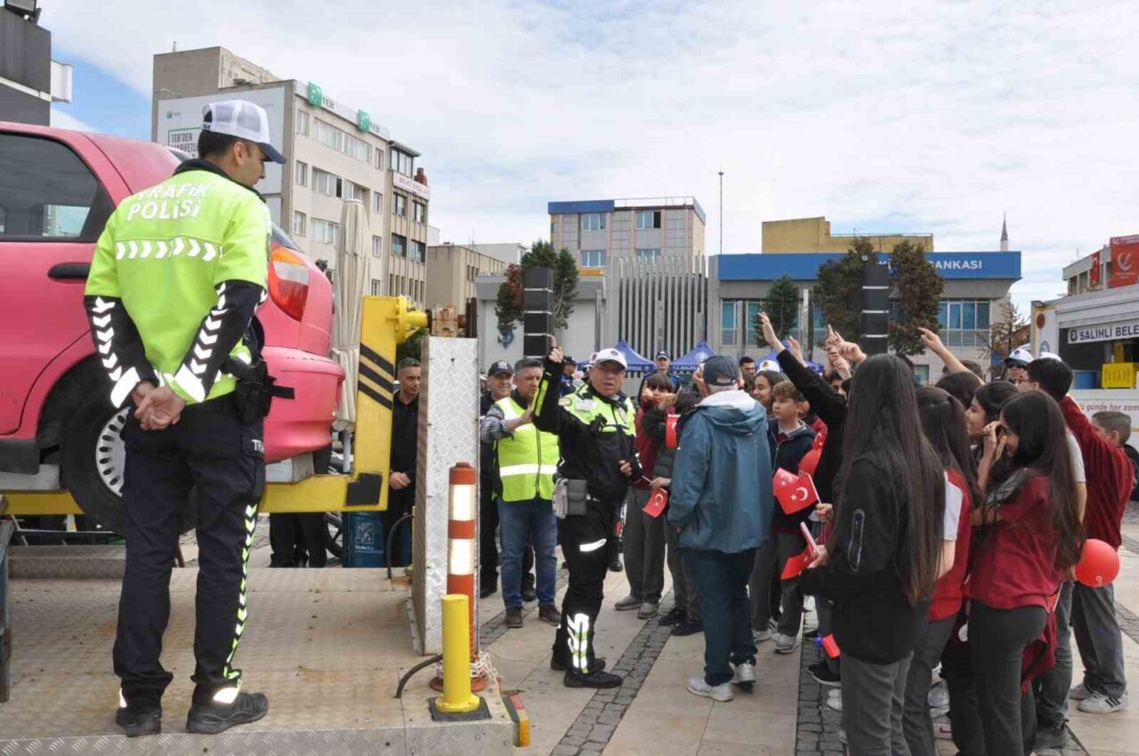 Manisa’nın Salihli ilçesinde Trafik Haftası kapsamında düzenlenen etkinlikte, öğrencilere trafik