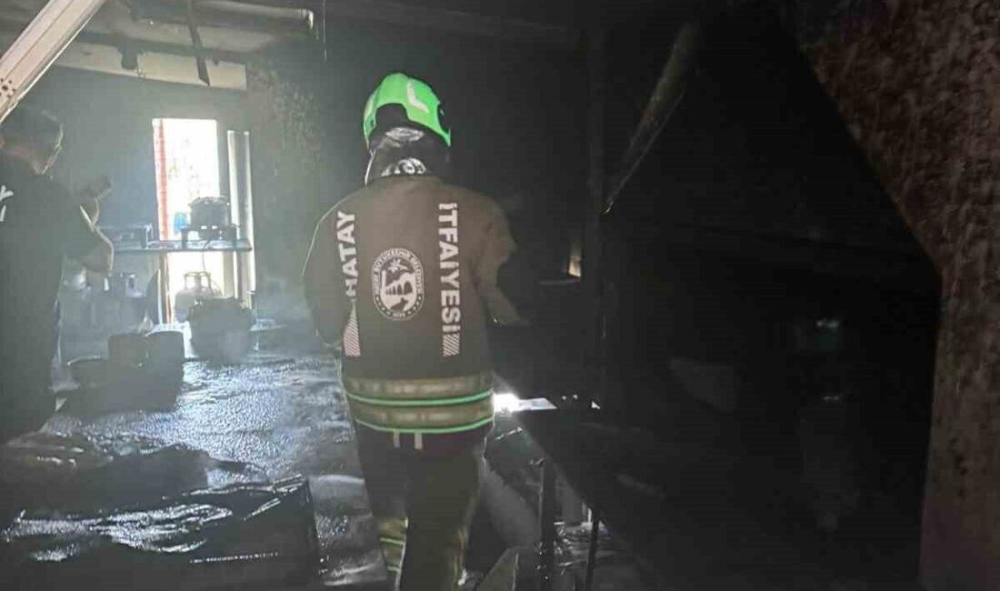 Hatay’ın Samandağ ilçesinde alevlere teslim olarak yanan iş yeri kullanılmaz