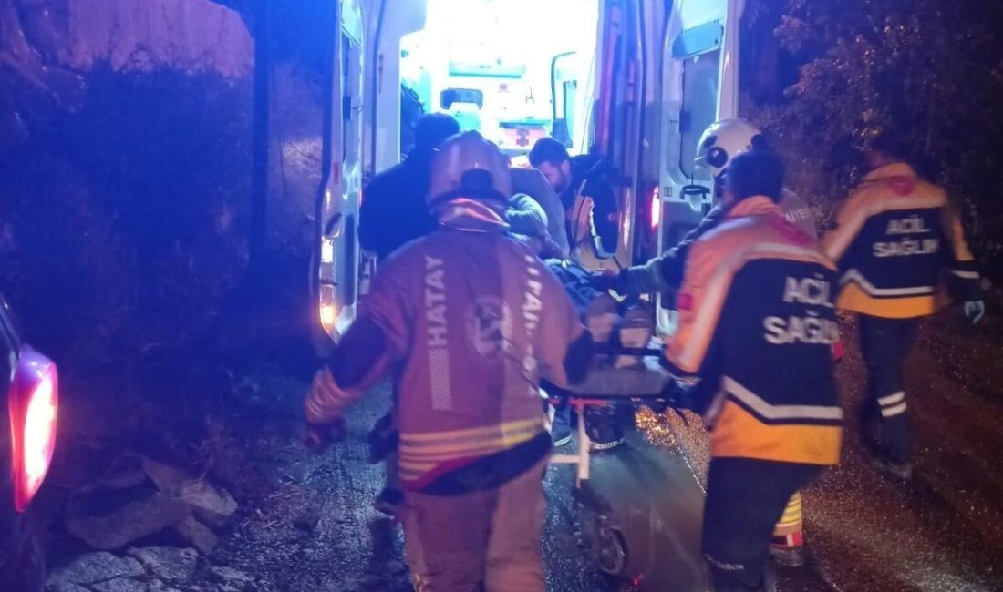 Hatay’da sürücüsünün direksiyon hakimiyetini kaybetmesiyle şarampole devrilerek askıda kalan otomobilin