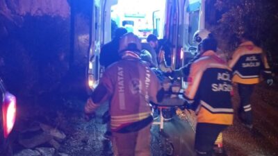 Hatay’da sürücüsünün direksiyon hakimiyetini kaybetmesiyle şarampole devrilerek askıda kalan otomobilin