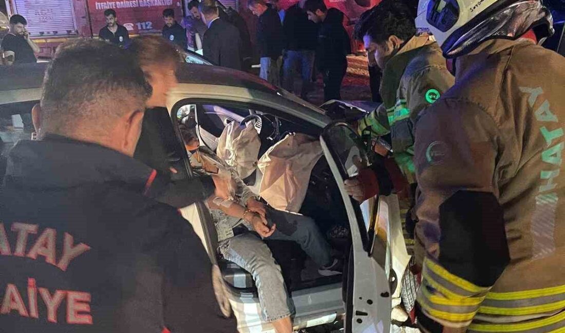 Hatay’ın Samandağ ilçesinde 2 otomobilin kafa kafaya çarpışmasıyla yaşanan kazada