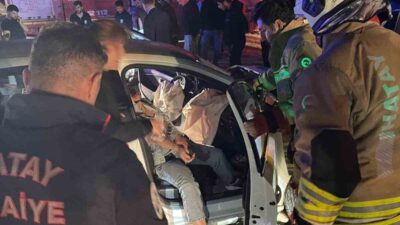 Hatay’ın Samandağ ilçesinde 2 otomobilin kafa kafaya çarpışmasıyla yaşanan kazada