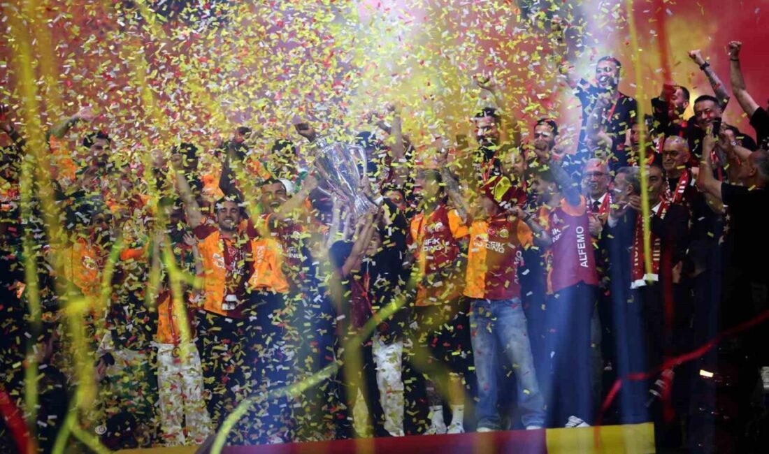 Trendyol Süper Lig şampiyonu Galatasaray, stadyumda düzenlenen törenle kupasını aldı.
