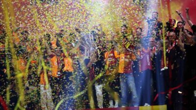 Trendyol Süper Lig şampiyonu Galatasaray, stadyumda düzenlenen törenle kupasını aldı.