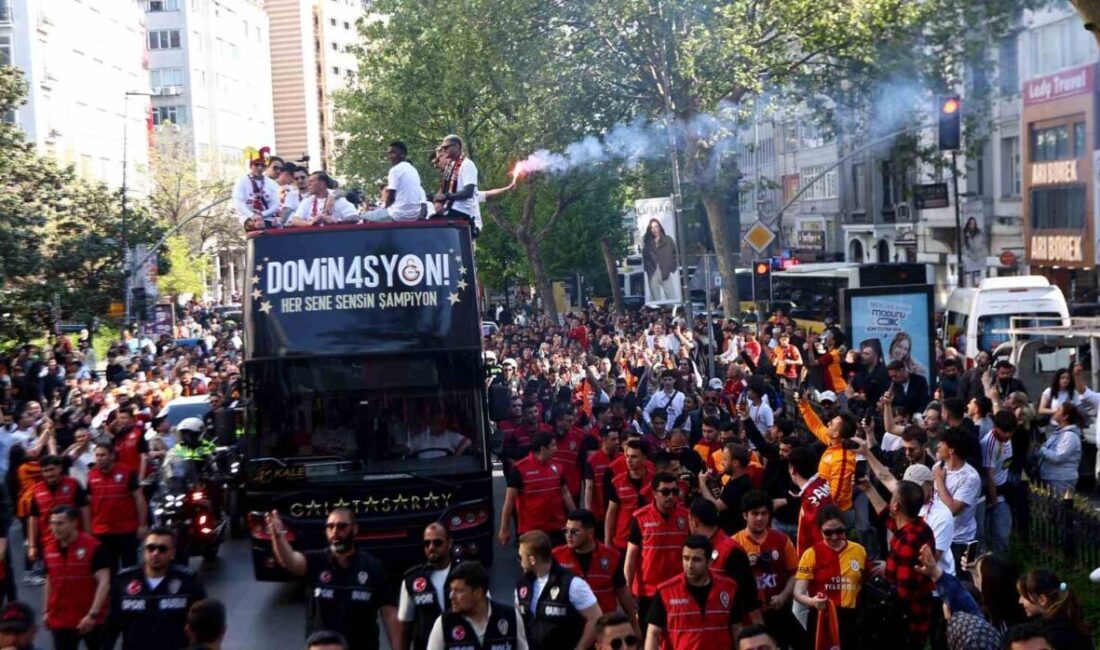 Galatasaraylı futbolcular ve teknik ekip, şampiyonluk kutlamalarına şehirde üstü açık