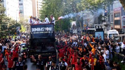 Galatasaraylı futbolcular ve teknik ekip, şampiyonluk kutlamalarına şehirde üstü açık