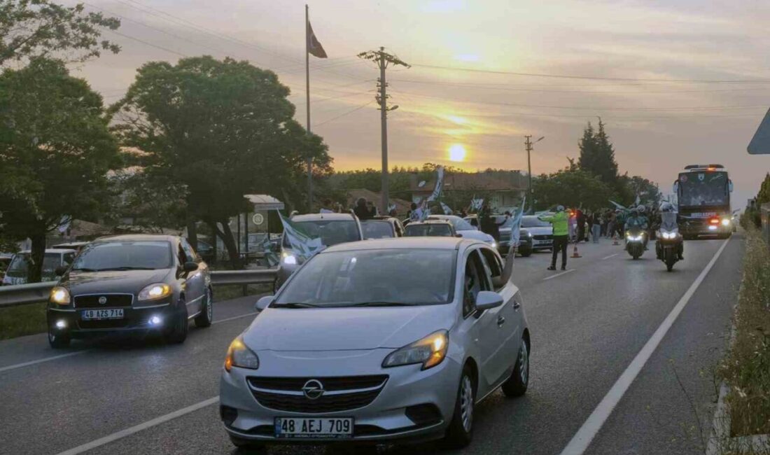 Trendyol 1. Lig’e yükselen Muğlaspor, şehirde yüzlerce araç konvoyu ile