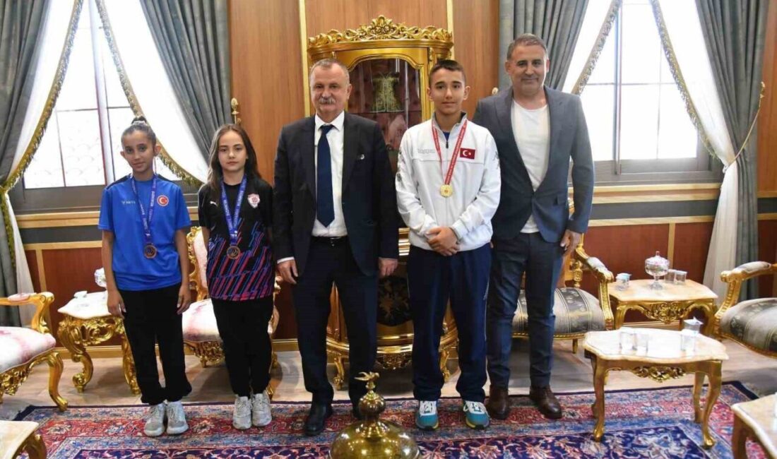 Türkiye şampiyonu judocu Alp Canıtez ile badminton branşında Türkiye üçüncüsü