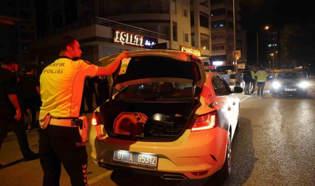 Adana’nın Kozan ilçesinde Galatasaray’ın şampiyonluk kutlamaları sonrası konvoydan ayrılan otomobil