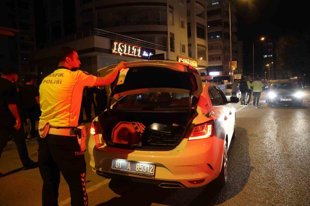 Adana’nın Kozan ilçesinde Galatasaray’ın şampiyonluk kutlamaları sonrası konvoydan ayrılan otomobil